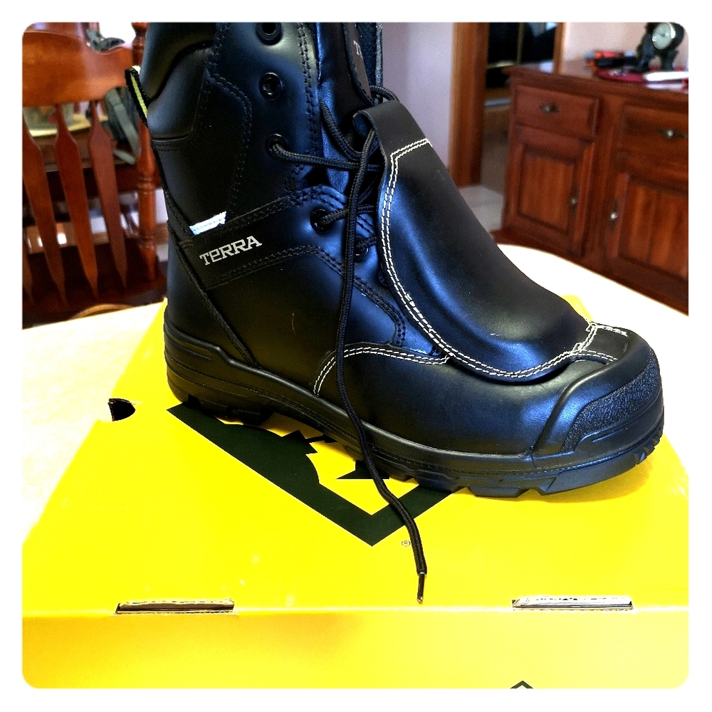 NEW IN BOX Men work Boots